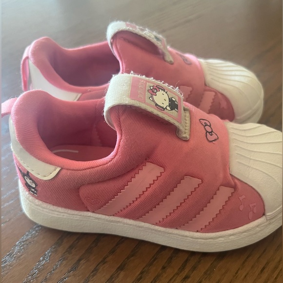 Used condition - our love and adored hello kitty pink adidas 360 size 7 - Picture 8 of 8